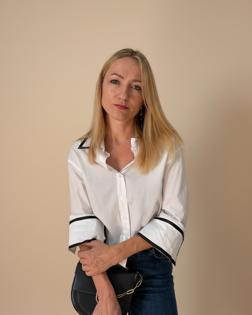 Camicia in Cotone Bianca con Profili a Contrasto Neri su Colletto e Polsini